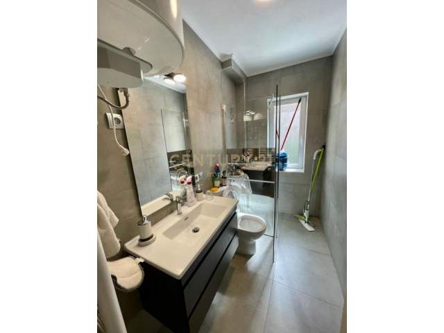 Tirane, jepet me qera apartament 1+1+A+BLK Kati 2, 56 m² 450 Euro (Kryqëzimi 21 Dhjetorit)
