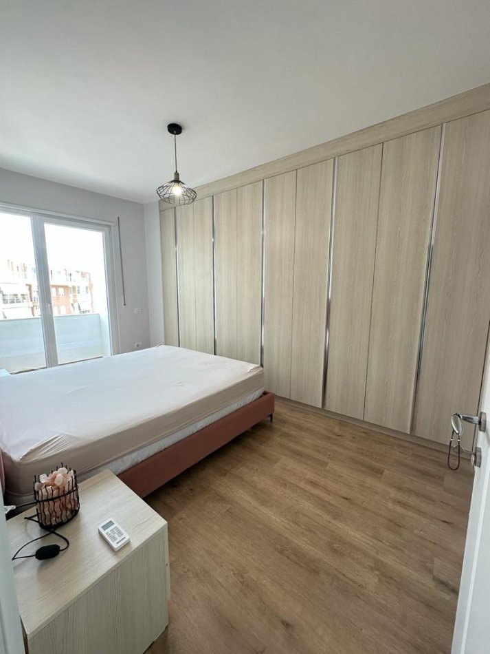 Tirane, jepet me qera apartament 2+1+Ballkon Kati 4, 100 m² 550 € (Liqeni i Thate)