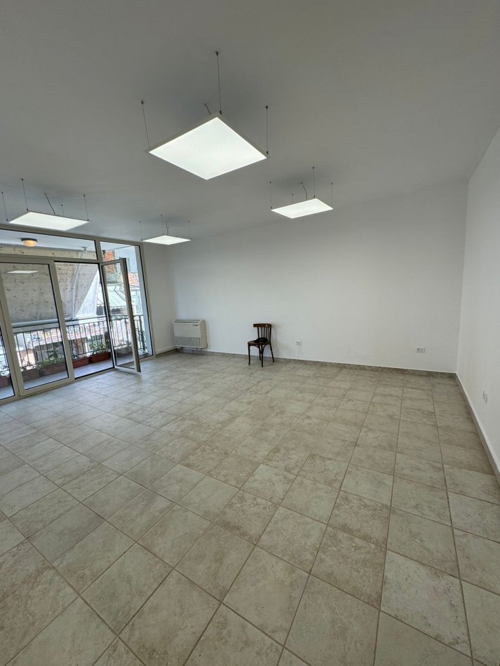 Jepet me qera Ambjent Biznesi 4+1+2 1500€ , Bllok prane Pizza Time,rrugica perballe Fast Food Opa