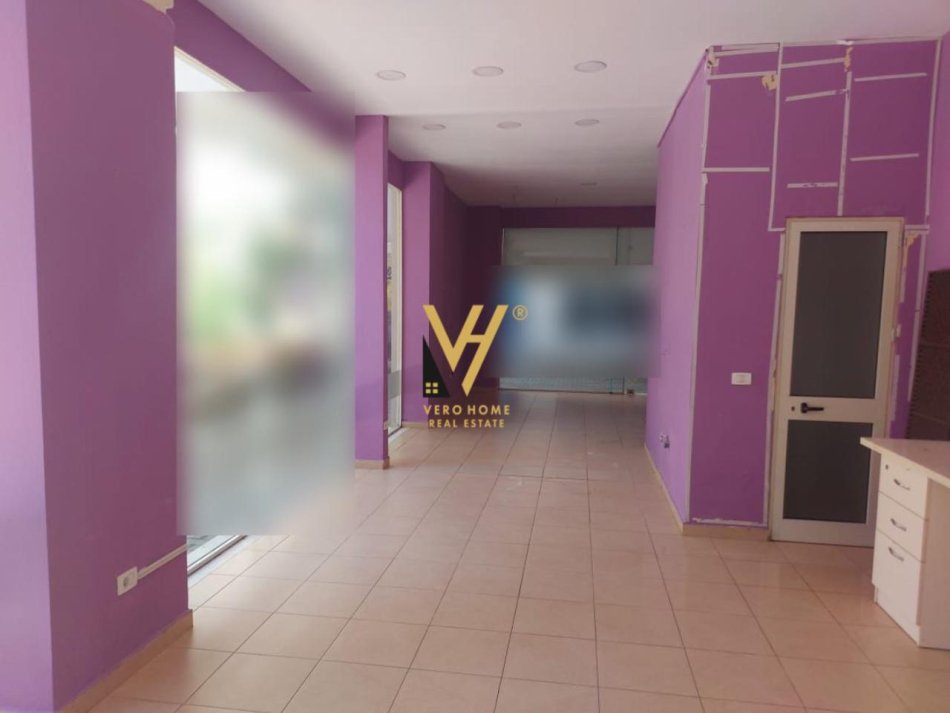 Tirane, jepet me qera dyqan 0, 60 m2, 400 Euro (YZBERISHT)