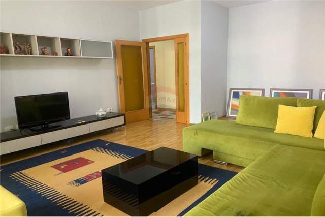 Tirane, jepet me qera apartament 3+1 138 m² 790 Euro (Rruga e Elbasanit)