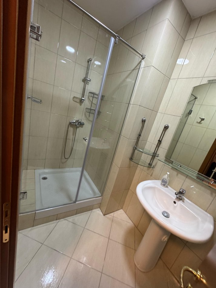 Tirane, jepet me qera apartament 1+1 Kati 10, 52 m² 600 € (Rruga e Elbasanit)