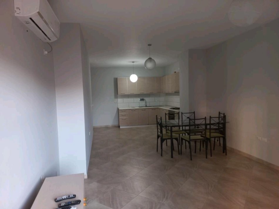 Tirane, jepet me qera apartament 2+1+Aneks+Ballkon Kati 2, 110 m² 450 € (nenkalimi i kodres se diellit)