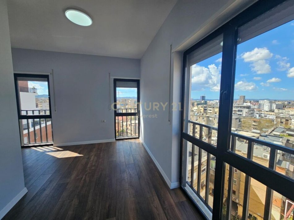 Tirane, shitet apartament 3+1+Ballkon Kati 8, 121 m² 216.000 € (Prane viles Gold ne rrugen e Dibres)