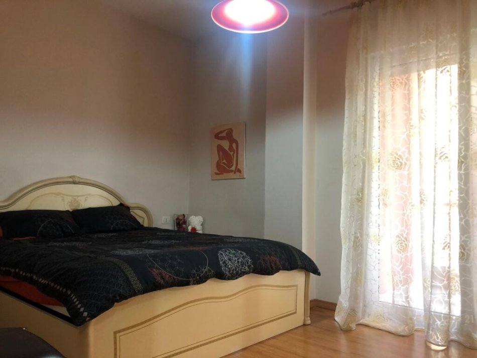 Tirane, shitet apartament 1+1+Ballkon Kati 5, 78 m² 156.000 € (Komuna e Parisit)