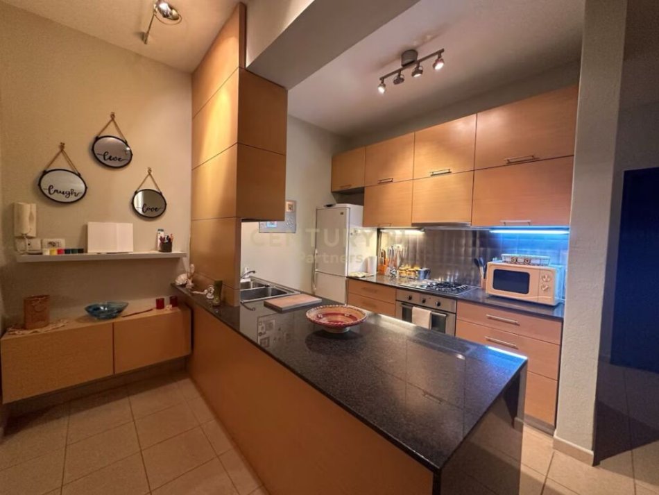 Tirane, jepet me qera apartament 2+1+Ballkon + PARKIM,  Kati 4, 97 m² 600 € (Rruga Barrikadave, prane qendres se Tiranes.)