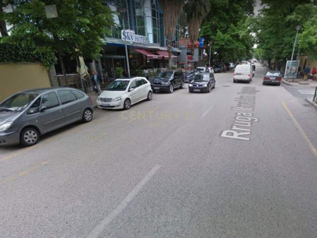 Tirane, jap me qera zyre Kati 1, 300 m² 6.000  (Ish Blloku)