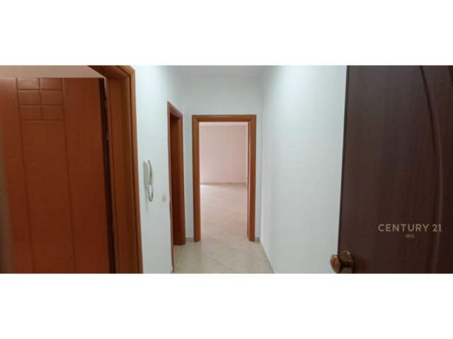 Tirane, jepet me qera apartament 2+1 Kati 2, 140 m² 800 Euro (QENDER)