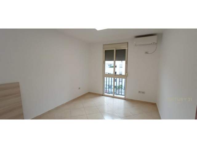 Tirane, jepet me qera apartament 2+1 Kati 2, 140 m² 800 Euro (QENDER)