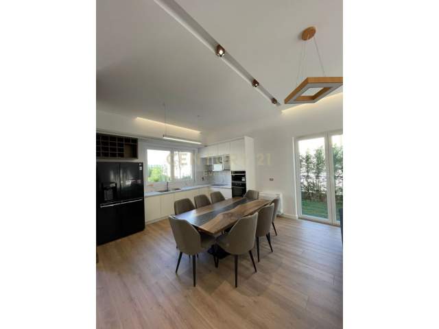 Tirane, shitet Vile 3+1+A+BLK Kati 3, 179 m² 520.000 Euro (liqeni i thate)