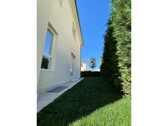 Tirane, shitet Vile 3+1+A+BLK Kati 3, 179 m² 520.000 Euro (liqeni i thate)