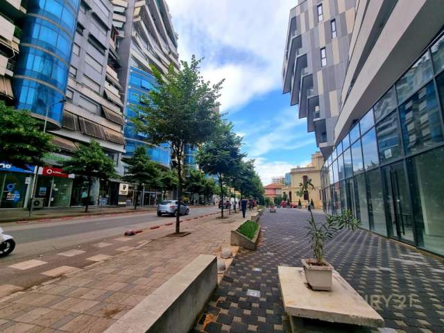 Tirane, perballe Komplekdit Halili,jepet me qera ambjent biznesi 220 m² 5.000 Euro (Rruga e Dibres)