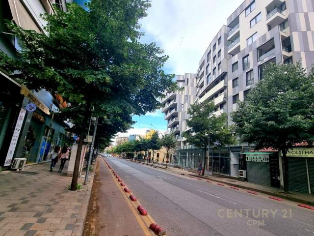 Tirane, perballe Komplekdit Halili,jepet me qera ambjent biznesi 220 m² 5.000 Euro (Rruga e Dibres)