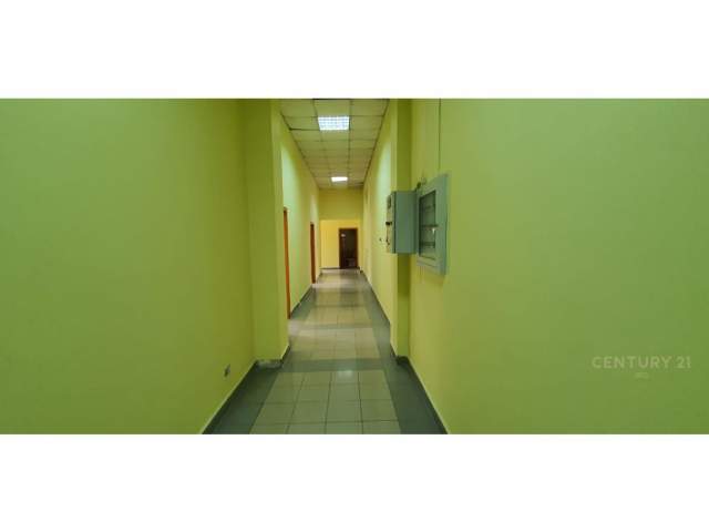 Tirane, jepet me qera zyre Kati 3, 200 m² 3.900 Euro (ish blloku)