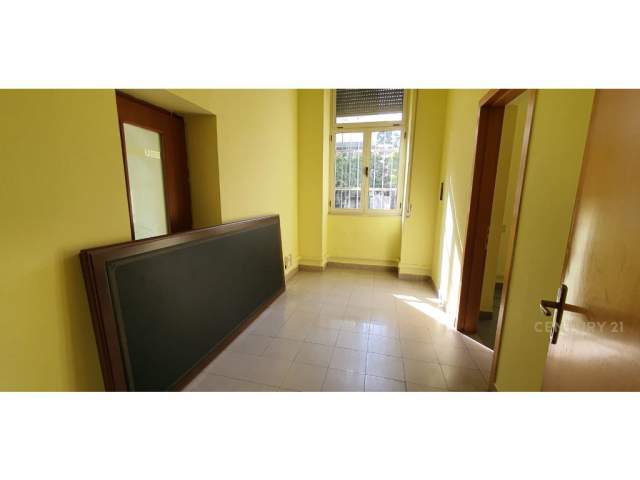 Tirane, jepet me qera zyre Kati 3, 200 m² 3.900 Euro (ish blloku)