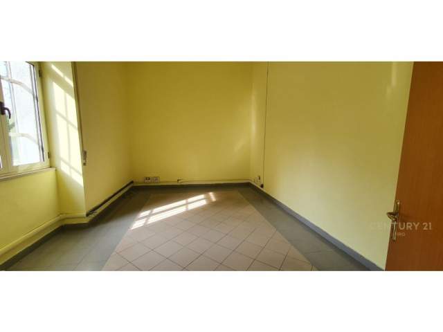 Tirane, jepet me qera zyre Kati 3, 200 m² 3.900 Euro (ish blloku)
