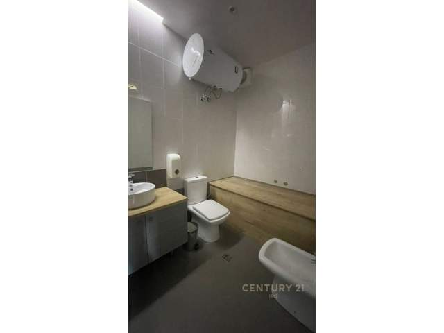 Tirane, jepet me qera apartament 2+1 Kati 1, 110 m² 600 Euro (blloku)