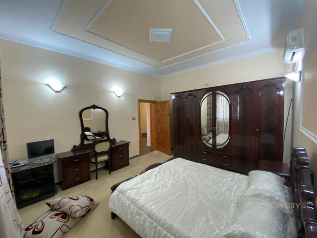 Tirane, Vile 3 Katshe Kati 0, 800 m² 2.500 Euro (fresku)