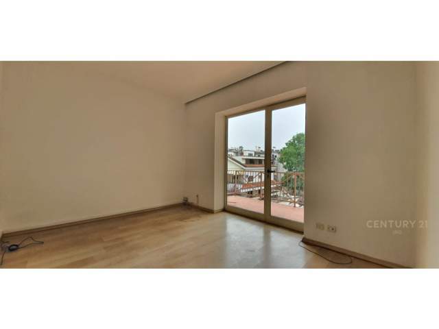 Tirane, jepet me qera apartament 3+1 Kati 3, 210 m² 2.000 Euro (blloku)