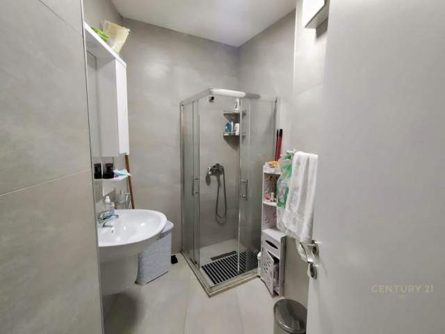 Tirane, jepet me qera apartament 2+1 90 m² 650 Euro (QENDER)