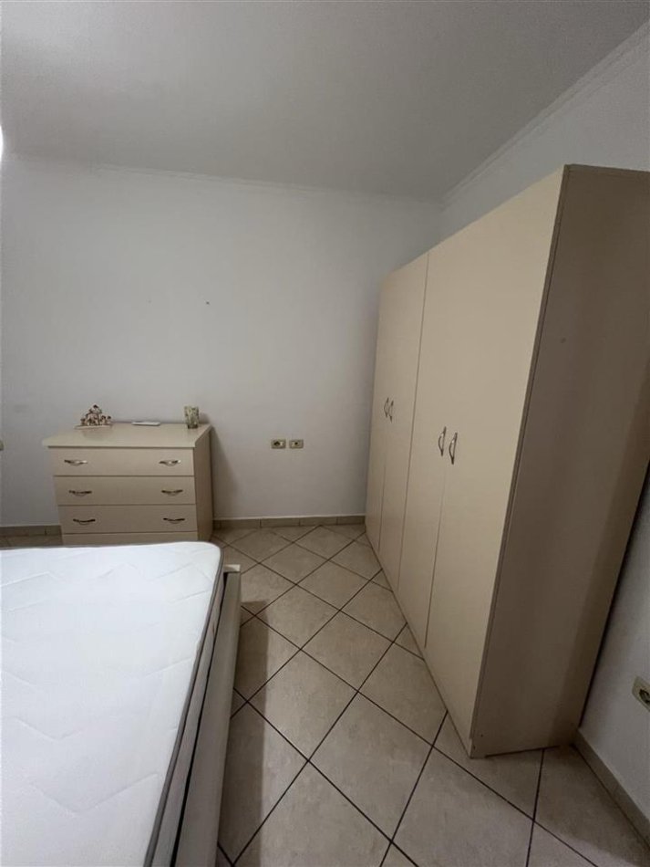 Tirane, jepet me qera apartament 2+1 Kati 4, 95 m² 600 € (komuna e parisit)