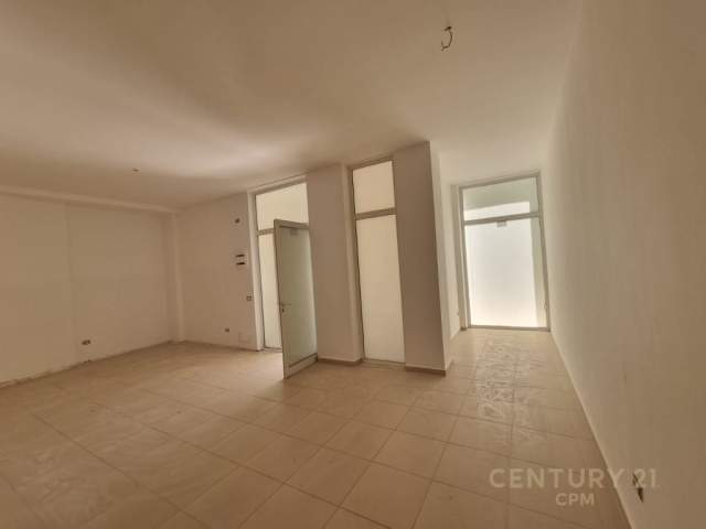 Tirane, shitet apartament Kati 0, 43 m² 55.000 Euro (Isa Boletini)