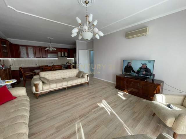 Tirane, jepet me qera apartament 2+1 Kati 7, 120 m² 550 Euro (Tregu Elektrik)