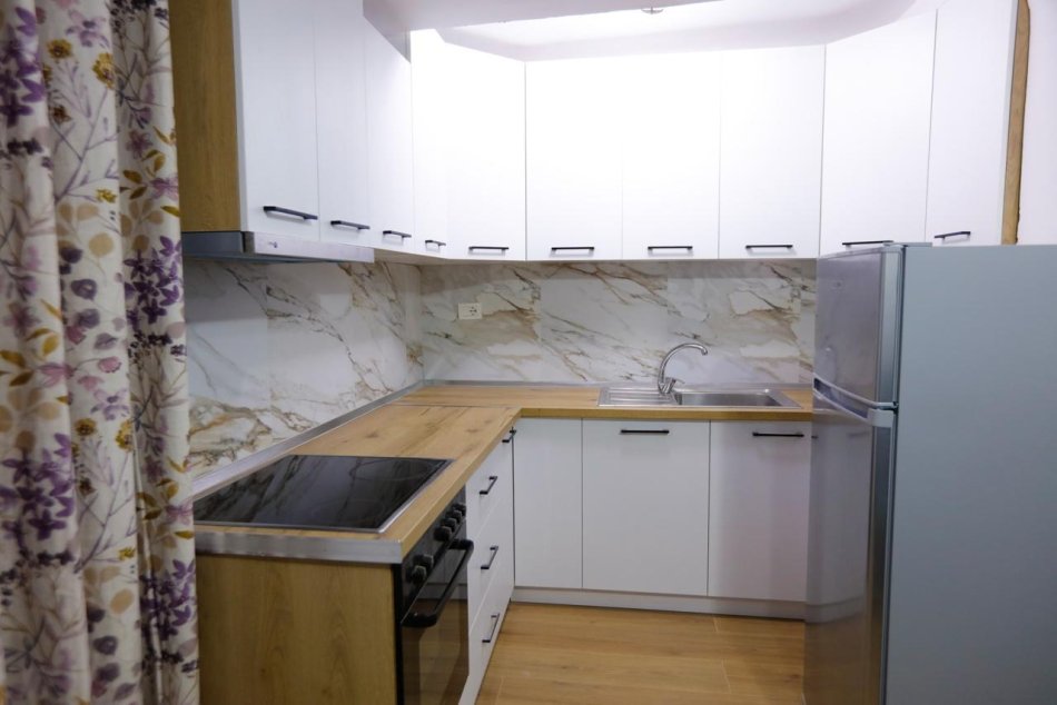Jepet me qera Apartamenti 1+1 500 euro , rruga Margarita Tutulani perball Gjimnazit Petro Nini Luarasi.
