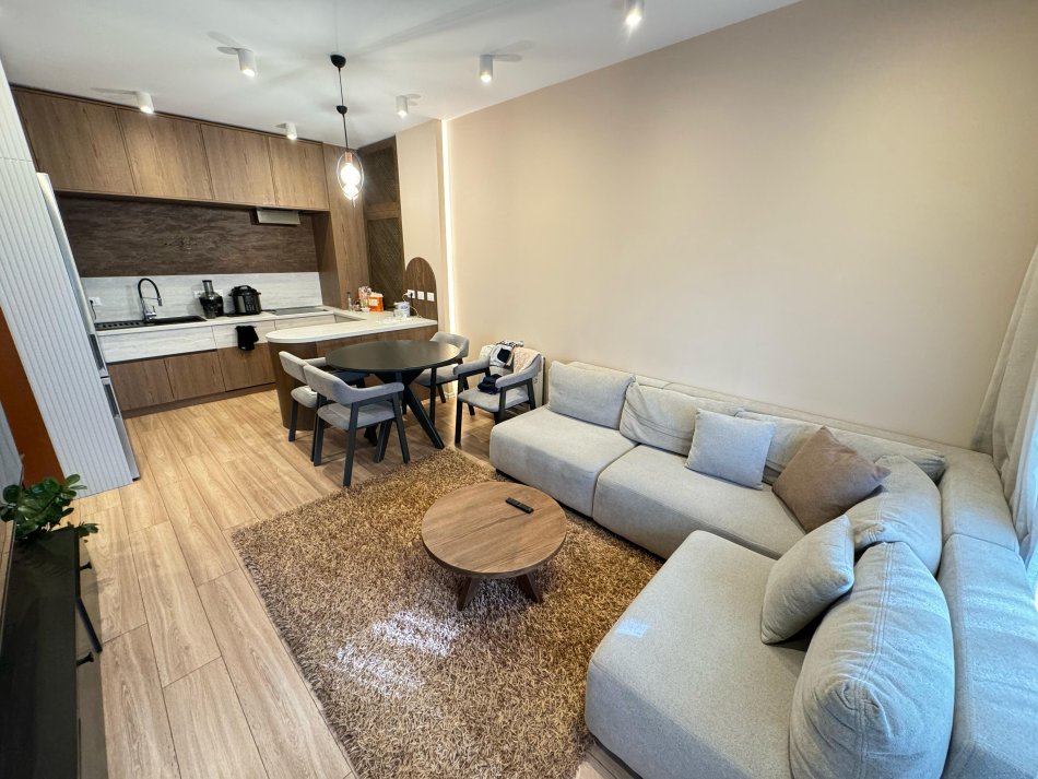 Tirane, jepet me qera apartament 2+1+Ballkon Kati 6, 95 m² 750 € (21 dhjetori)
