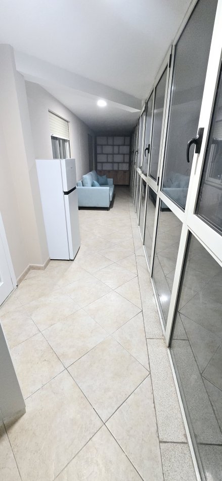 Tirane, jepet me qera apartament 3+1+Ballkon Kati 1, 135 m² 1.100 € (rruga haxji hysen dalliu)