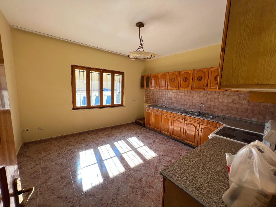 Tirane, jepet me qera Vile 4+1+Aneks+Ballkon Kati 1, 300 m² 2.300 € (allias)
