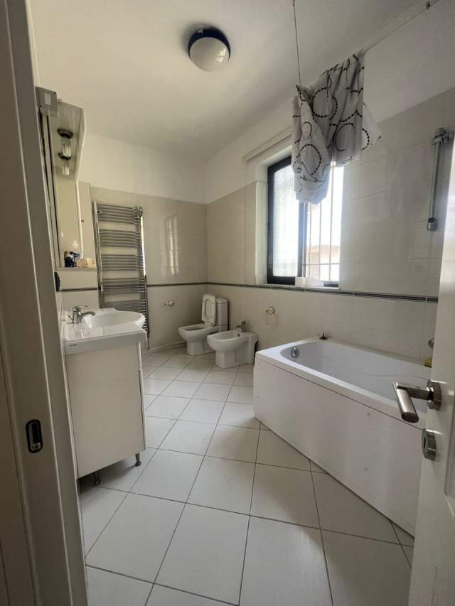 Tirane, jepet me qera Vile 2 Katshe Kati 2, 200 m² 1.850 Euro (Blloku Vilave Selite)