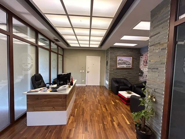 Tirane, jepet me qera zyre Kati 5, 140 m² 1.300 Euro ne Ring Center
