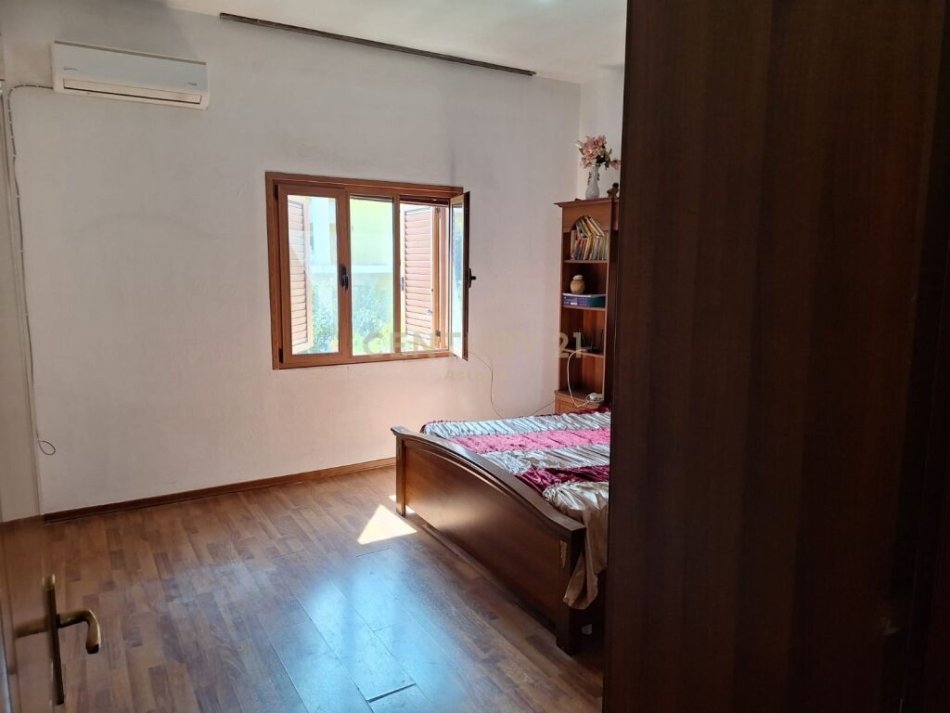 Tirane, jepet me qera 3+1 Kati 1, 77 m² 400 € (prane Spitalit Ushtarak)