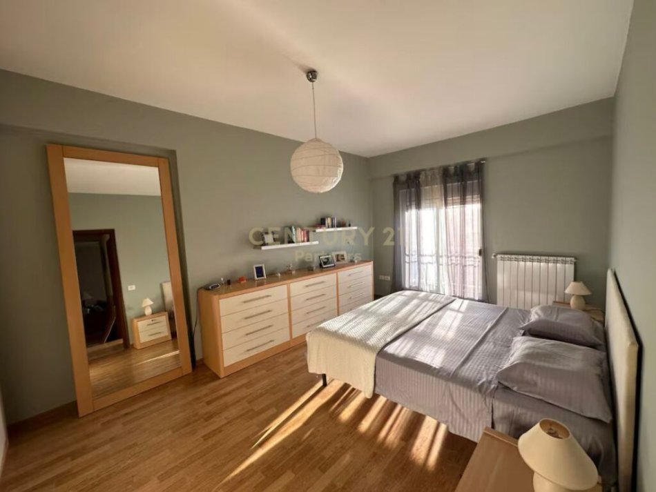 Tirane, jepet me qera apartament 2+1+Ballkon + PARKIM,  Kati 4, 97 m² 600 € (Rruga Barrikadave, prane qendres se Tiranes.)