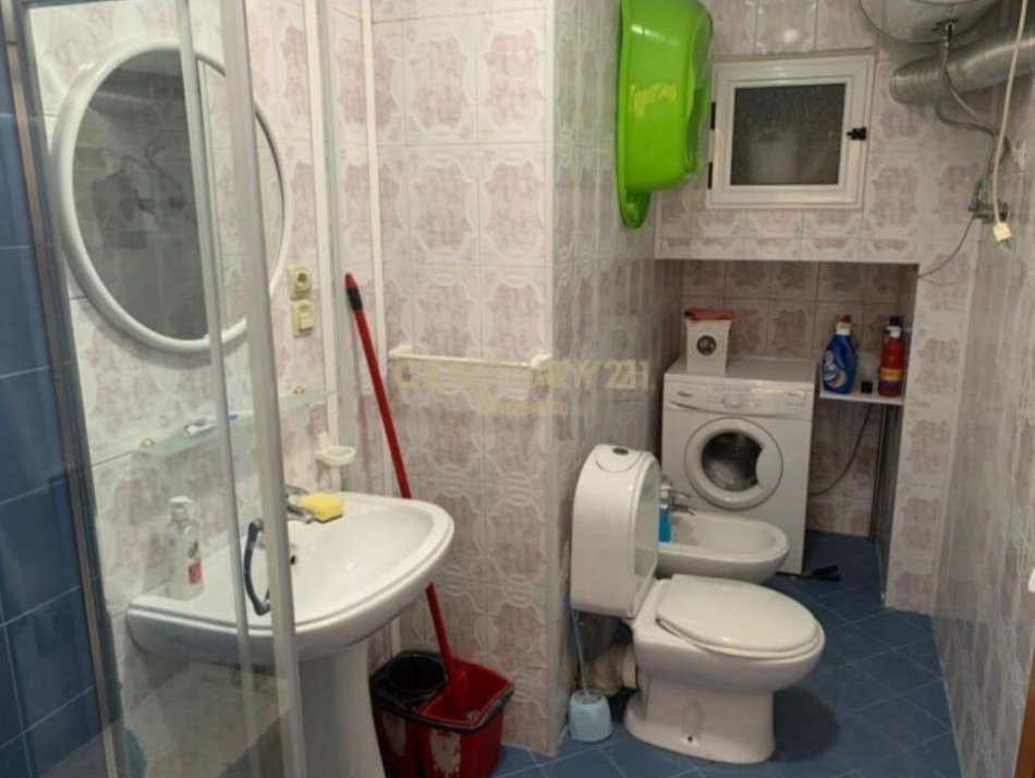 Tirane, shitet 3+1+Ballkon Kati 1, (Laprake, rruga Dritan Hoxha)