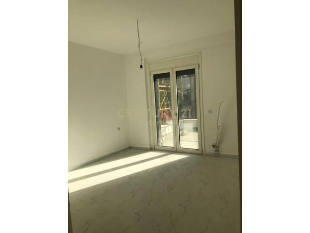 Tirane, jepet me qera zyre Kati 2, 158 m² 850 Euro (Rruga e Kosovareve)