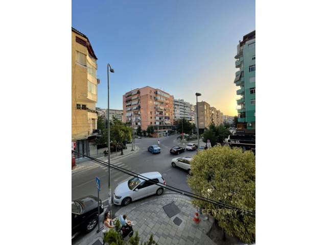 Tirane, jepet me qera ambjent biznesi Kati 2, 120 m² 1.200 Euro (Komuna e Parisit)