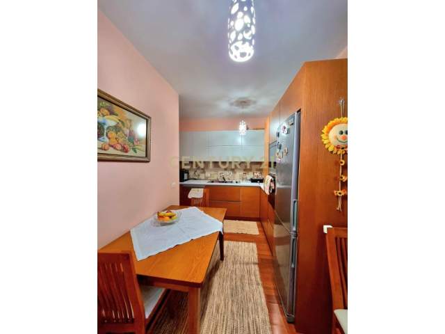 Tirane, shitet apartament 2+1 Kati 5, 81 m² 97.200 Euro (Ish fusha e aviacionit)