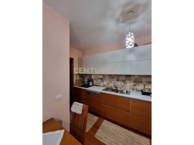 Tirane, shitet apartament 2+1 Kati 5, 81 m² 97.200 Euro (Ish fusha e aviacionit)