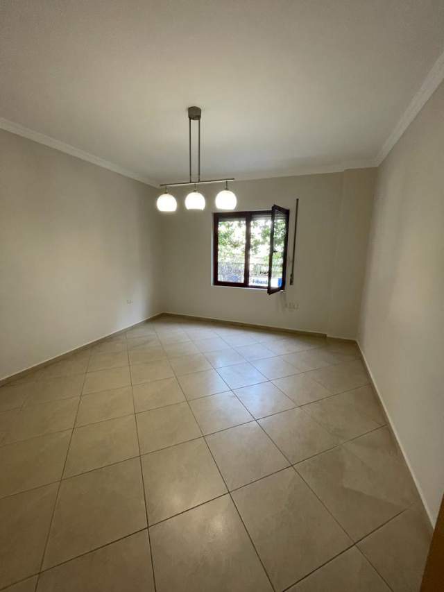 Tirane, jepet me qera ambjent biznesi Kati 3, 106 m² 800 Euro (rruga Kavajes)