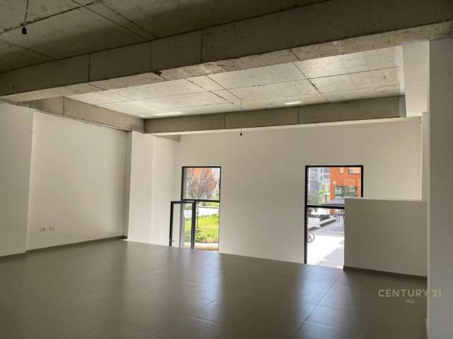 Tirane, jepet me qera ambjent biznesi Kati 0, 95 m² 700 Euro (QSUT)
