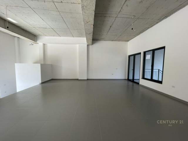 Tirane, jepet me qera ambjent biznesi Kati 0, 95 m² 700 Euro (QSUT)