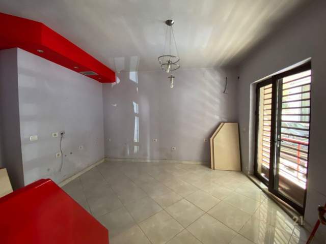 Tirane, jepet me qera ambjent biznesi Kati 0, 94 m² 400 Euro (Kodra e Diellit)