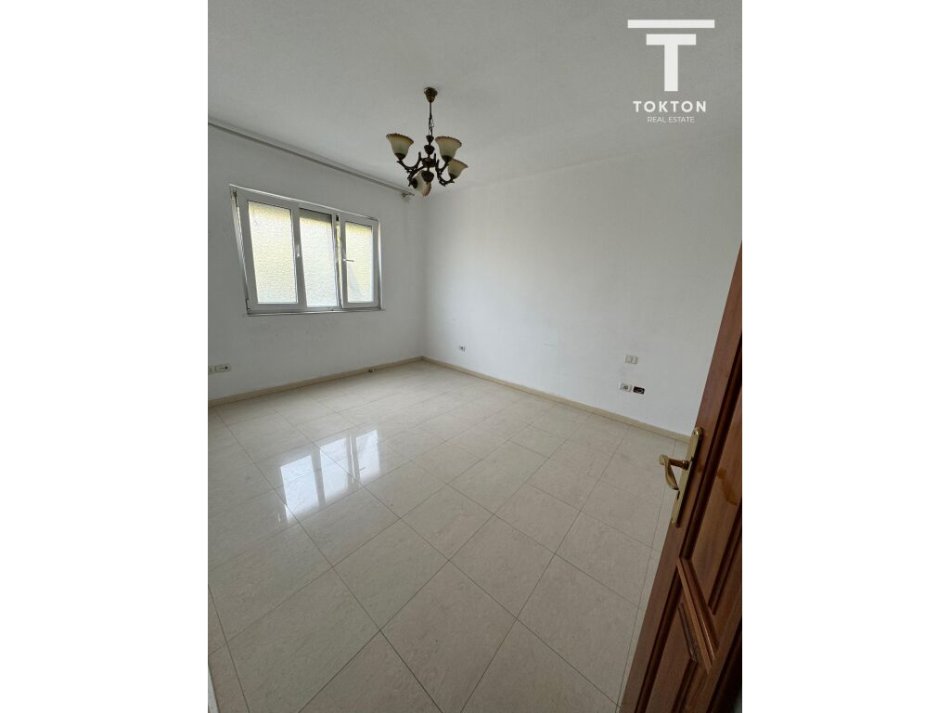 Tirane, jepet me qera apartament 2+1+Ballkon Kati 3, 100 m² 420 € (bulevardi i ri)