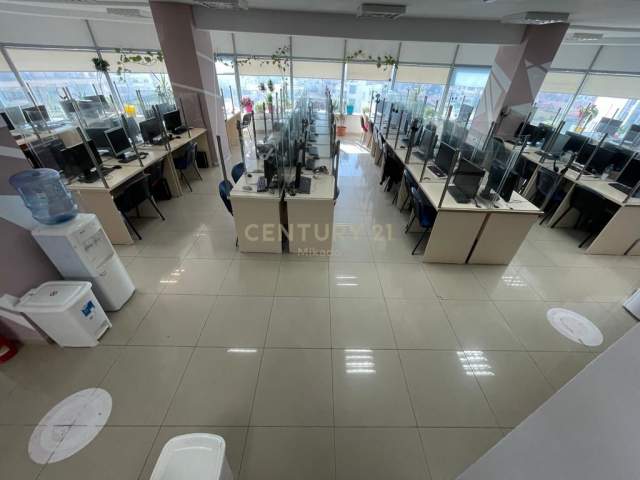 Tirane, jepet me qera zyre 300 m² 3.000 Euro (Qender)