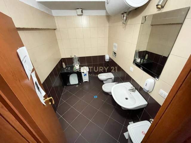 Tirane, jepet me qera ambjent biznesi Kati 6, 300 m² 3.000 Euro (Sheshi Skënderbej (Qendër))
