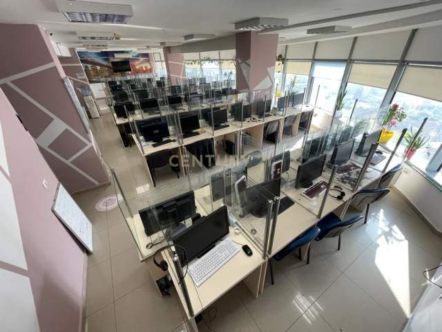 Tirane, jepet me qera ambjent biznesi Kati 6, 300 m² 3.000 Euro (Sheshi Skënderbej (Qendër))