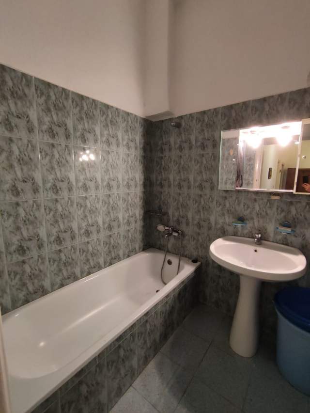 Tirane, jepet me qera apartament 4+1 Kati 4, 120 m² 550 Euro (blloku)