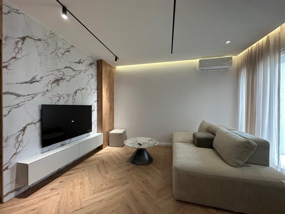 Tirane, jepet me qera apartament 1+1 Kati 8, 55 m² 800 € (Pazari i Ri)